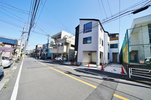 【横浜市保土ケ谷区岩崎町6-1全３棟新築戸建て3号棟】★仲介手数料無料★（岩崎小学校・岩崎中学校）の前面道路含む現地写真
