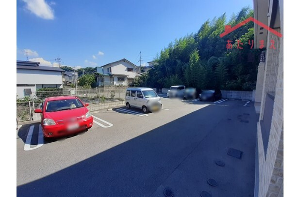 プラシード名島の駐車場