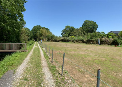 【外観】 | 上荻野売地 | 土地の形が極端に長細かったり、狭小地、あるいは道路との高低差がある傾斜地だった場合、後々売ろうとしても買い手がつかない場合もあります。後々、売却することになった時に価値の下がらない土地を選びましょう。