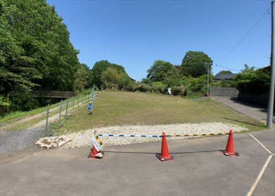 【外観】 | 上荻野売地 | 家を建てる場合、方位は要チェックです。現実的に日当たりのよい家ならばリビングは南側、建築基準法でも北側に当たる家への配慮は求められています。土地を見学に行く際は、方位磁針を持って行くようにしましょう。