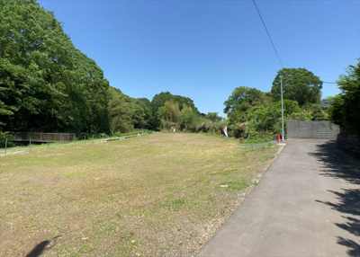 【外観】 | 上荻野売地 | 土地の前の道路に消火栓が設置されていることがあります。この場合、道路交通法第45条第1項により、駐車禁止の場所が指定されています。そのため、車庫などの駐車スペースをつくることができない場合があります。