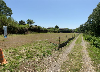 【外観】 | 上荻野売地 | 現地に行くなら、物件の周囲の地形がどうなっているかを見ることも大切です。周辺より低くなっている土地では、大雨などで水が集まりやすいため、地盤が弱くなっているということも考えられるため、注意が必要です。