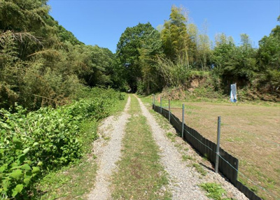 【外観】 | 上荻野売地 | 物件の詳細については、現地を見てわかること以外に、役所や法務局などで調べないとわからないことがあります。そのため、現地に行く場合は、もしこの物件を買ったらどのような生活ができるかをイメージしましょう。