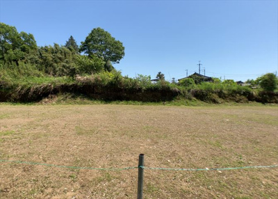 【外観】 | 上荻野売地 | 隣家の土地はどうなっているのか、生活利便施設が近くにあるのか、学校まで近いかなど、お客様のライフスタイルにあわせたイメージが重要です。また、近くにあると困る施設が近くにないかも確認するといいでしょう。