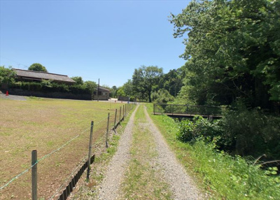 【外観】 | 上荻野売地 | 人が暮らすうえで日光は大切な要素となります。日当たりの良さは譲れないポイントですね。併せて近くに大きな建築物の建築予定がないか、あるいはそれが可能な土地が近くにないか事前に確認することもお勧めします。