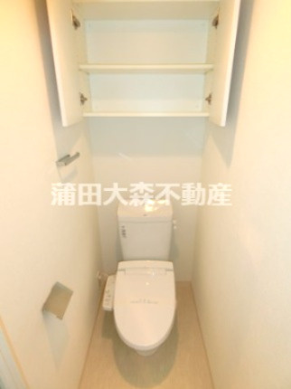 スカイコート蒲田ガーデンのトイレ|棚収納に温水暖房便座付のトイレ