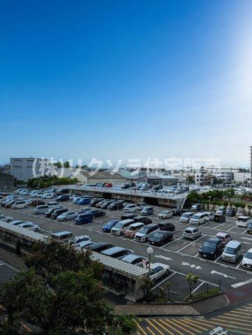 寝屋川サンハイツB棟の駐車場|敷地内　平面駐車場
■物件内覧・資金計画相談・住宅ローン相談、リフォーム相談、お問合せ受付中■
※当日・翌日のご内覧、ご相談はお電話でのお問合せがスムーズです！