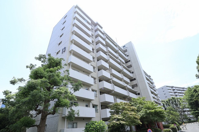昭島つつじが丘ハイツ13号棟の外観