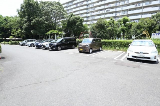昭島つつじが丘ハイツ13号棟の駐車場
