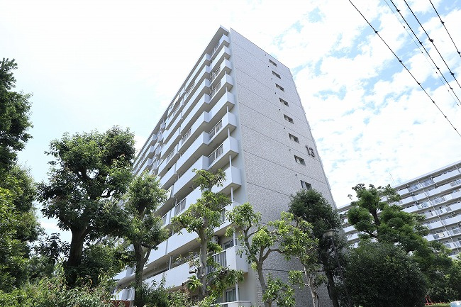 昭島つつじが丘ハイツ13号棟の外観