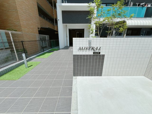 MISTRAL栗山町のエントランス