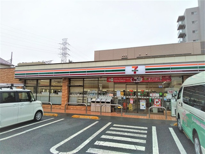 セブンイレブン 足立六町１丁目店まで130ｍ