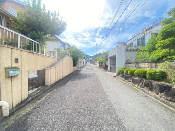 貴志川町長山　中古戸建の前面道路含む現地写真