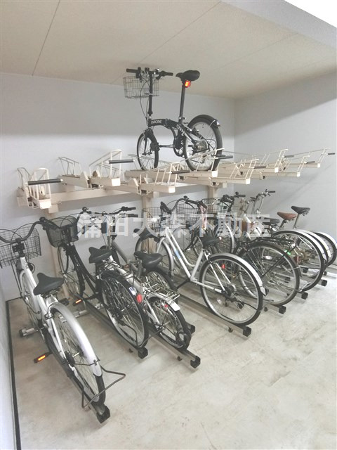 スカイコート蒲田弐番館のその他共用部分|屋根付きラック式の駐輪場