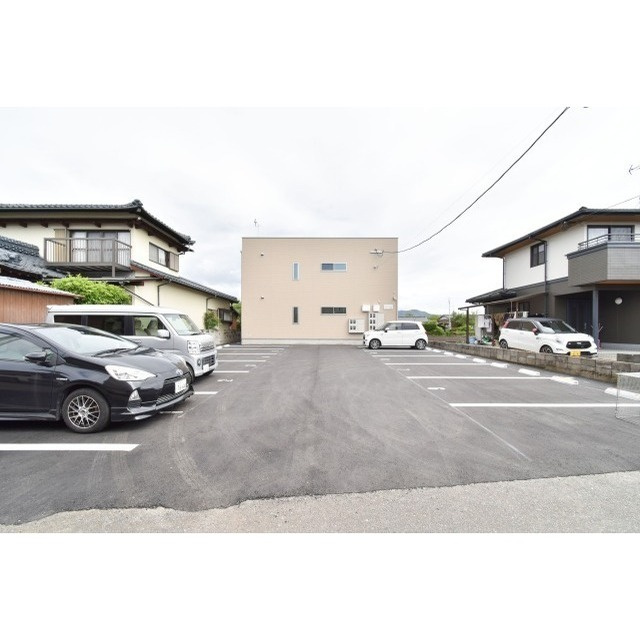 エスカレントみやき【10.000円キャッシュバック対象物件】の駐車場