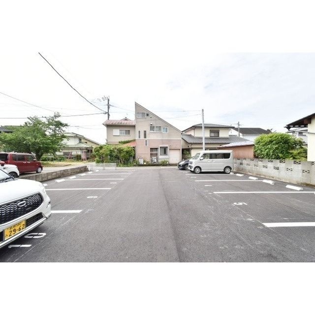 エスカレントみやき【10.000円キャッシュバック対象物件】の駐車場