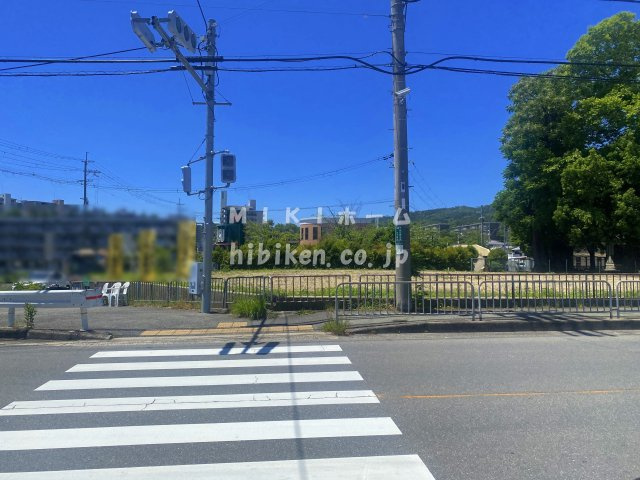 箕面市粟生間谷西３丁目　土地の前面道路含む現地写真