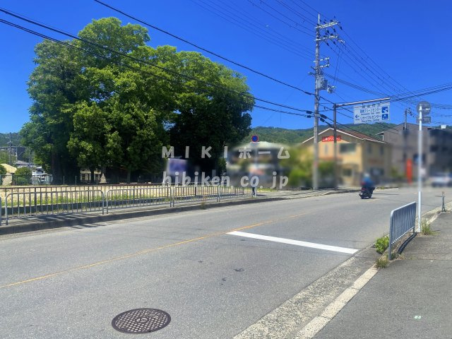 箕面市粟生間谷西３丁目　土地の前面道路含む現地写真