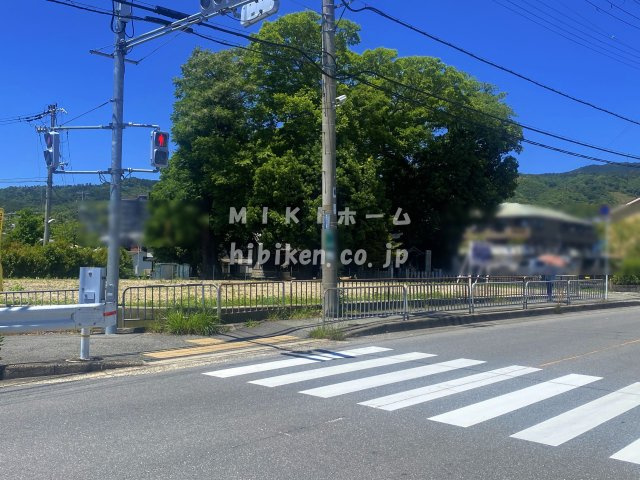 箕面市粟生間谷西３丁目　土地の前面道路含む現地写真