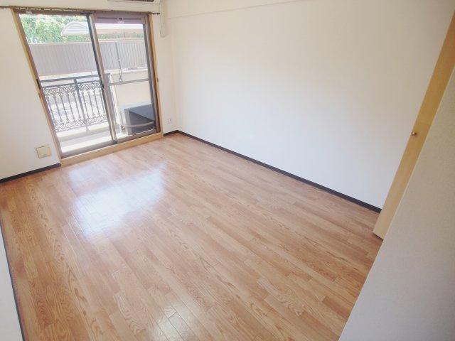 リベラーレ吉川の居間・リビング