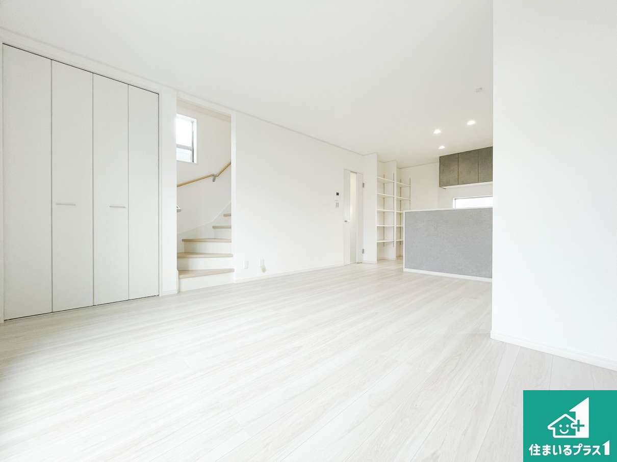 神戸市垂水区美山台　未入居の居間・リビング|日当たり良好の明るいリビングで朝の目覚めもスッキリできそう！対面キッチンでご家族のコミュニケーションも自然と増える設計！小さなお子様が遊ぶスペースを作っても広々とくつろげるLDK！