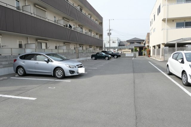 ローレルコート宮西の駐車場