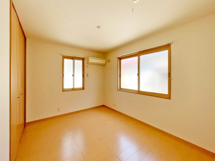 シャトルの洋室