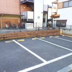 レオパレスひすいの駐車場