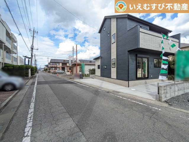 BLOOMING GARDEN　熊谷市別府5丁目の前面道路含む現地写真|安心の広々6ｍ前面道路
6ｍの前面道路はお車の駐車が楽々！すれ違える広さが確保されています♪