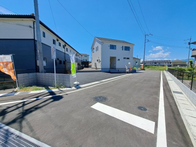 新築　前橋市青柳町第23　クレイドルガーデン　1号棟の前面道路含む現地写真|北西側接道幅員約5ｍ
