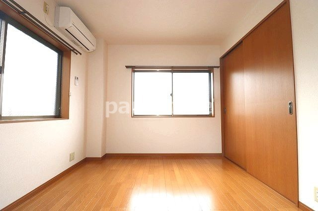 澤村マンションの洋室|落ち着いた色調の洋室です
※間取りが反転の場合があります