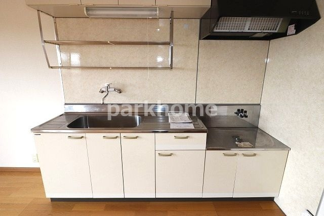 澤村マンションのキッチン|コンパクトなキッチンで掃除もラクラク
※間取りが反転の場合があります