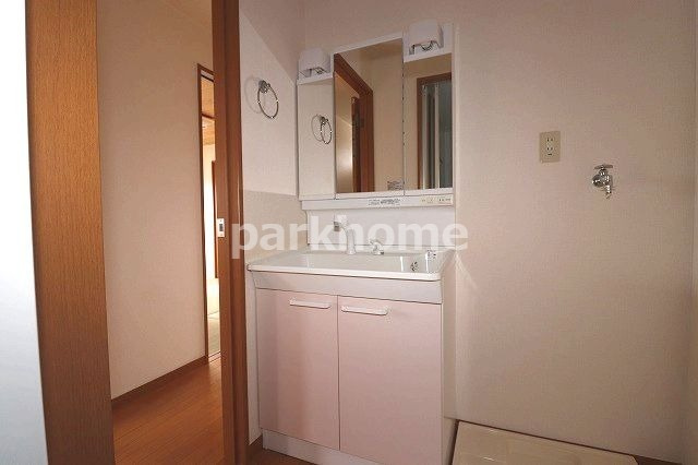 澤村マンションの独立洗面台|独立洗面台あり、毎朝おしゃれに忙しい女性の方におすすめです
※間取りが反転の場合があります