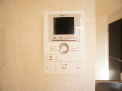 【セキュリティ】 | リェス ソーンツェＢ | 訪問者の確認ができるTVドアホン付きです♪