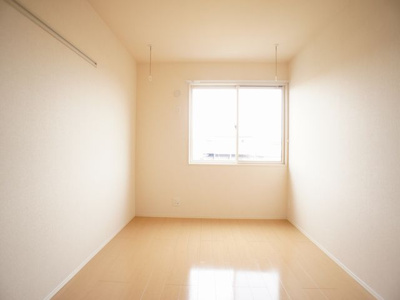 【寝室】 | リェス ソーンツェＢ | 便利な室内物干しが付いています♪