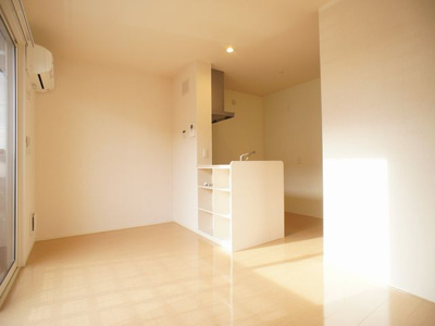 【居間・リビング】 | リェス ソーンツェＢ | 快適に過ごせるエアコンが付いています♪