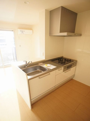 【キッチン】 | リェス ソーンツェＢ | お料理しやすいシステムキッチン3口コンロ付きです♪