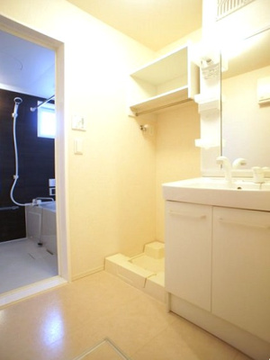 【独立洗面台】 | リェス ソーンツェＢ | 洗髪洗面化粧台と洗濯機置き場があります♪