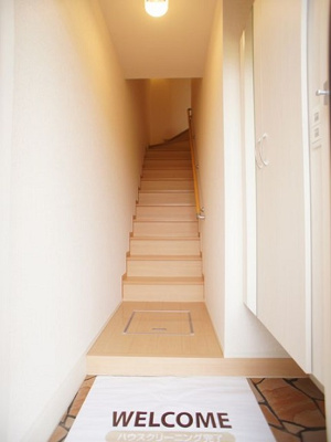 【玄関】 | リェス ソーンツェＢ | 1階玄関！たくさん収納できるシューズボックスが付いています♪