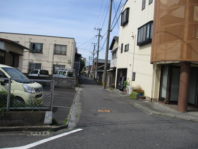 宇佐町二丁目12番18号（A-6）の前面道路含む現地写真