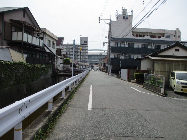 宇佐町二丁目12番18号（A-6）の前面道路含む現地写真