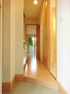 【展望】 | 玄関から室内への景観です！キッチンの奥に洋室7.9帖のお部屋があります♪