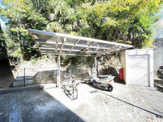 【その他共用部分】 | 屋根付きの駐輪場で雨が降っても大切な自転車が濡れなくてすみますね♪荷物が重いときに自転車があれば助かりますね！