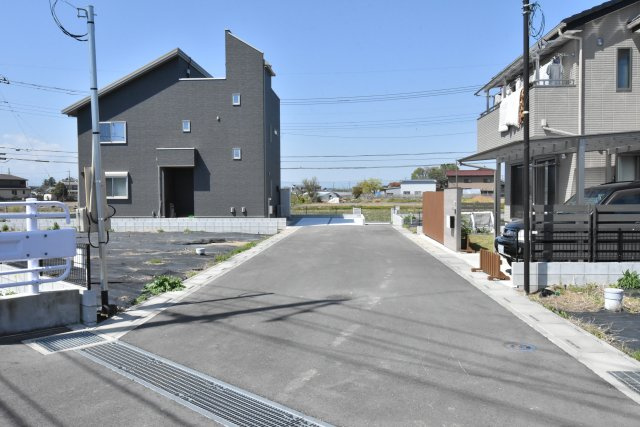 鴻巣市箕田富士山Ⅱ期全６区画の前面道路含む現地写真|前面道路は６ｍで広々しています。
