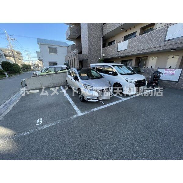 ラ・フローリスの駐車場