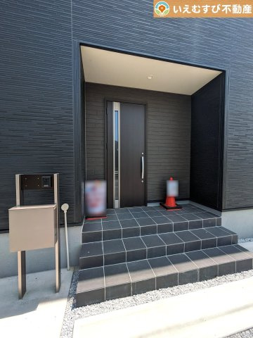 Livele Garden.S　太田第4宝町のエントランス|雨が防げる広々エントランス
駐車場からアクセスの良いエントランス。雨の日や荷物が多くても安心の動線♪