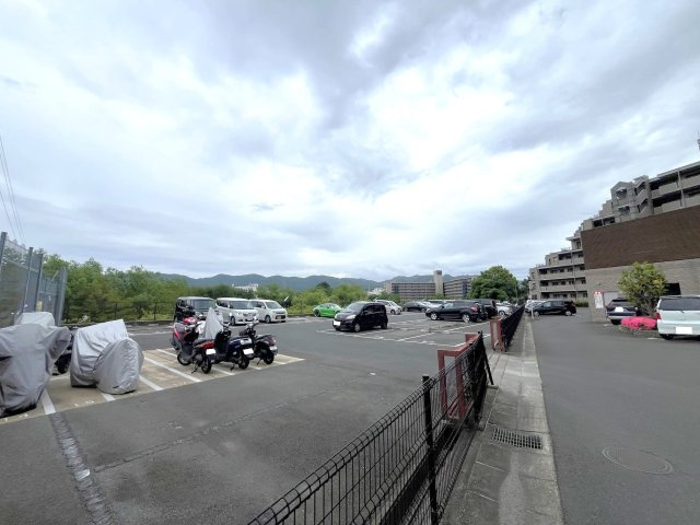 京阪宇治線「桃山南口」駅徒歩９分■令和６年１月リフォーム完了■３ＬＤＫ美室■パデシオン桃山南の駐車場|バイク置場