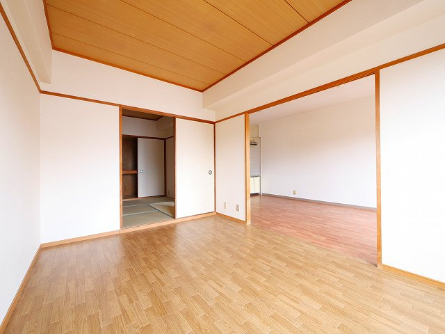 メゾン東生駒の洋室