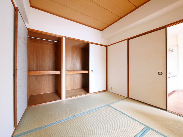 メゾン東生駒の和室