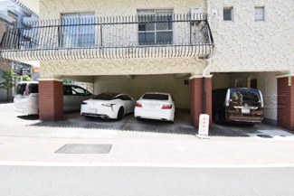【駐車場】 | マンションの駐車場スペース。空きの有無や駐車料金、サイズ規定などについては、改めてお問い合わせください。～即日のご見学可能～　お問合せはお気軽にどうぞ。